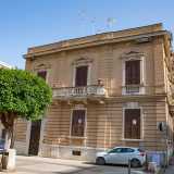 La Tinelli � invece fortunatamente sopravvissuta agli abbattimenti dei suoi �vicini� e mostra ancora oggi il suo schema architettonico caratterizzato da elementi neoclassici decorativi